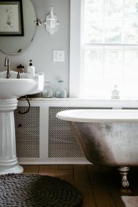 Ένα μπάνιο στο 1850s Maine Farmhouse featured in Condé Nast Traveler with 11 Acres Near Water +71 φωτογραφίες