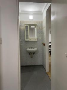 un bagno con lavandino e specchio di Casa en San Francisco del monte de oro a San Francisco del Monte de Oro Altre 21 foto