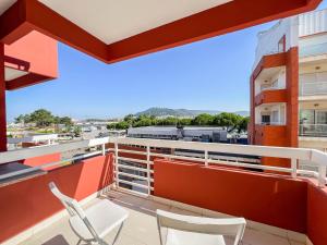 维亚纳堡Cabedelo Beach Condo的阳台上摆着两把椅子，可以欣赏城市美景