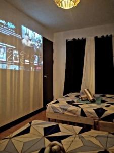 Μια τηλεόραση ή/και κέντρο ψυχαγωγίας στο La Casă Dulce JVC Staycation for FamilyBarkada