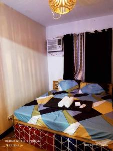 Ένα ή περισσότερα κρεβάτια σε δωμάτιο στο La Casă Dulce JVC Staycation for FamilyBarkada