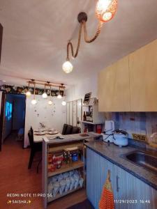 Η κουζίνα ή μικρή κουζίνα στο La Casă Dulce JVC Staycation for FamilyBarkada