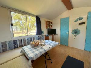 una stanza con tavolo e ampia finestra di Agri Homes Spanora a Crocicchie