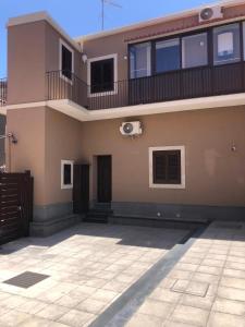 una casa con balcone e patio di Le Case del Cavaliere ad Acireale