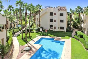 eine Luftaufnahme eines Hauses mit Swimmingpool in der Unterkunft Two Bedroom Penthouse Apartment In Roda Golf in Los Cortados