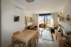 ein Wohnzimmer mit Tisch und Couch in der Unterkunft Two Bedroom Penthouse Apartment In Roda Golf in Los Cortados