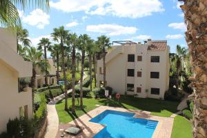 eine Luftaufnahme eines Hauses und eines Swimmingpools in der Unterkunft Two Bedroom Penthouse Apartment In Roda Golf in Los Cortados + 9 Fotos