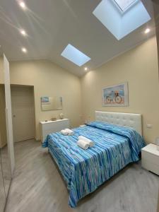 una camera da letto con un letto con due asciugamani sopra di Le Case del Cavaliere ad Acireale