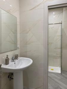 un bagno con lavandino e doccia in vetro di Le Case del Cavaliere ad Acireale Altre 122 foto