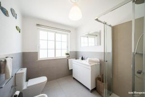 een badkamer met een toilet, een wastafel en een douche bij Lagos Suite in Lagos +31 foto's