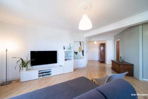 een woonkamer met een bank en een flatscreen-tv bij Lagos Suite in Lagos