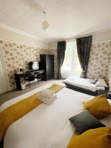 Rúm í herbergi á King's Knoll Hotel