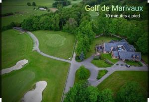 an aerial view of a mansion with a golf course at Studio moderne 4 pers max proche Paris in Fontenay-lès-Briis
