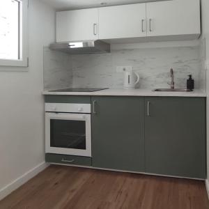 a kitchen with a sink and a stove top oven at Studio moderne 4 pers max proche Paris in Fontenay-lès-Briis +10 photos