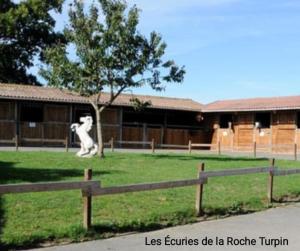 a statue of a dog in front of a building at Studio moderne 4 pers max proche Paris in Fontenay-lès-Briis