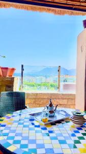 un tavolo con un piatto con un set per la preparazione del tè di Hotel Ryad Tetouan Aero a Tétouan