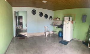 Una cocina con nevera y una mesa con microondas. en Quarto privativo,não é compartilhado!, en Parauapebas