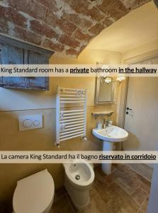 un baño con inodoro y lavabo en Casale San Giorgio, en Luco di Mugello