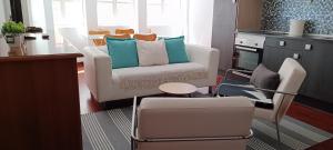 a living room with a couch and a chair at Apartamento en Avilés Céntrico & Parking in Avilés