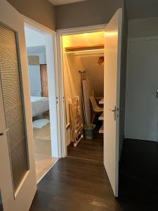 a hallway with a door open to a bedroom at Appartement 4 pers avec jardin & parking-calme-proche Clermont in Royat