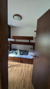 Cette chambre dispose de lits superposés et d'une porte. dans l'établissement Appartamento immerso nel verde zona tranquilla, à Auronzo di Cadore 13 autres photos