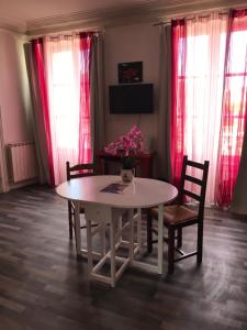 TV a/nebo společenská místnost v ubytování La maison de Mathilde