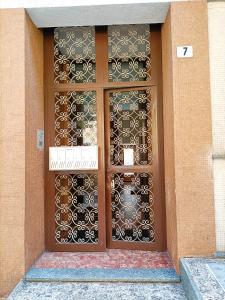 un edificio con una puerta con un patrón. en Apartment Jessy, en Baveno