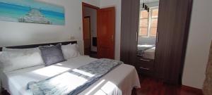 a bedroom with a large white bed in a room at Apartamento en Avilés Céntrico & Parking in Avilés