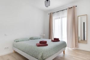 Postel nebo postele na pokoji v ubytování 14 Esteva Resorts rcA Aljezur 5 min to the Beach