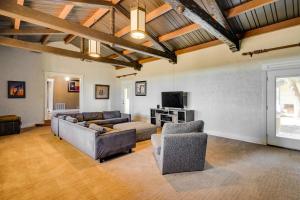 TV a/nebo společenská místnost v ubytování Secluded Ranch with Courtyard about 4 Mi to Odessa!