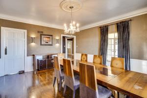 Posezení v ubytování Secluded Ranch with Courtyard about 4 Mi to Odessa!