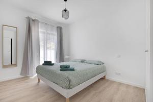 Postel nebo postele na pokoji v ubytování 14 Esteva Resorts r cB Aljezur 5 min to the Beach