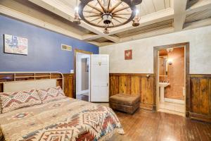 Postel nebo postele na pokoji v ubytování Secluded Ranch with Courtyard about 4 Mi to Odessa!
