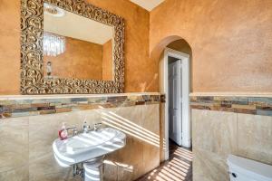 Koupelna v ubytování Secluded Ranch with Courtyard about 4 Mi to Odessa! + 34 fotografií