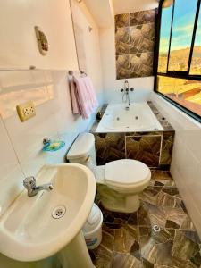 Koupelna v ubytování Casa Medina Hostal + 37 fotografií