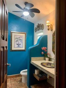 ein blaues Badezimmer mit Toilette und Deckenventilator in der Unterkunft Villa Papaya #2 spacious 2 bedroom beach villa in San Pancho in San Francisco