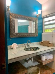 ein Badezimmer mit Waschbecken und Spiegel in der Unterkunft Villa Papaya #2 spacious 2 bedroom beach villa in San Pancho in San Francisco + 33 Fotos