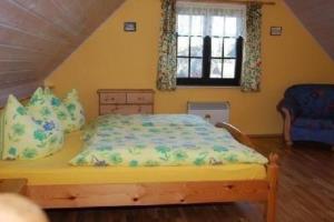 a bedroom with a bed in a room at Schönes Ferienhaus in Althagen mit Terrasse und Grill in Ahrenshoop