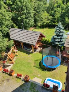 an aerial view of a backyard with a pool and a gazebo at Sieraton Pokoje i Apartament in Stronie Śląskie