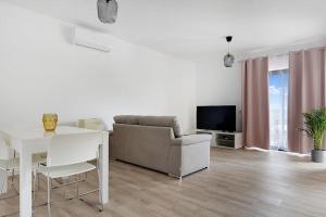Un televizor și/sau centru de divertisment la 14 Esteva Resorts 1ºD Aljezur 5 min to the Beach