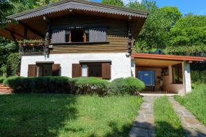 Galería fotográfica de Chalet in the Woods House for 8 Persons and Large Garden en Nebbiuno 37 fotos más