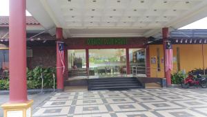 Un edificio con un cartel que dice Drupal Club House. en Jalan Kamus, Simpang Empat Holiday home, en Kampong Pulau Sebang