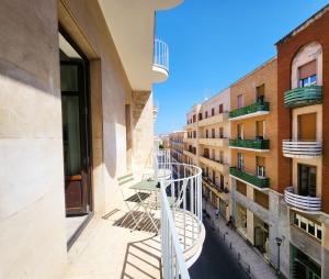 ein Blick vom Balkon eines Gebäudes in der Unterkunft Matteotti Royale Apartments in Syrakus