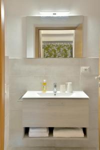 a bathroom with a sink and a mirror at Casa Patrizia in Querceto