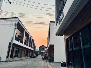 拜县TIMN Hostel Female Only的一条空荡荡荡的城市街道,在远处日落