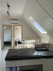 een keuken met een aanrecht en een eetkamer bij Dorothy 2 in Siófok