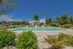 オストゥーニにあるVilla Del Cedro - Private Poolの家のある庭のスイミングプール