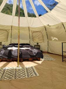 Postel nebo postele na pokoji v ubytování Luna Rock Glamping Brezoi - Blue Scai