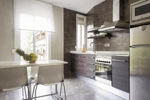 Kuchyňa alebo kuchynka v ubytovaní Stay U-nique Apartment Rambla Badal