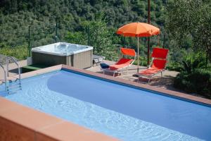Bazén v ubytovaní Agriturismo Valcrosa alebo v jeho blízkosti